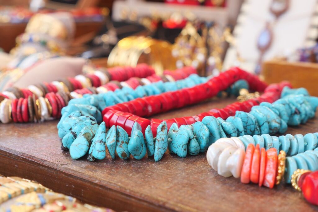collier artisanal bleu et rouge