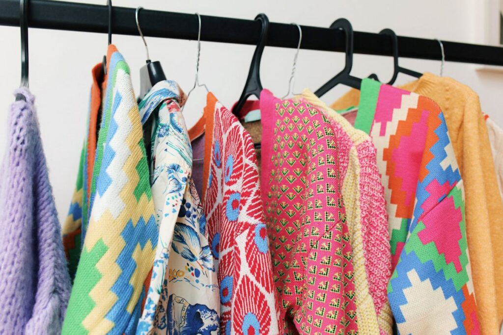 vetements colores sur portant